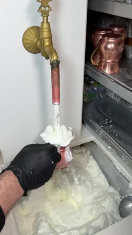 Bol Köpüklü Manda Ayranı . 2 ay önceki Afyon gezimde afyon Merkezde bulunan Afyon'un en iyi Sucuk dönercilerinden biri olan Gamze Sucuk Döner'e geldim ustamla birlikte güzel bir bol köpüklü Manda Ayranı hazırladık bende sizler için Manda Ayranın en baştan en sona yapım aşamasını çekimledim ben bu Manda Ayranına bayıldım muhteşem bir Ayrandı sırf bu Manda Ayranı için bile Afyona gelinir  . Manda Ayranı Nasıl Yapılır ? . #afyon #mandaayranı #lezzet #karahisar #yemekturkiyecom