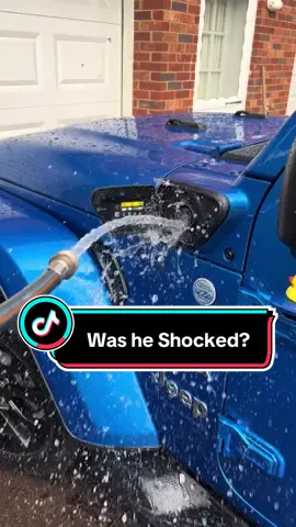 Soo was he shocked or not? ⚡️🤔 #jeep #jeepwrangler #jeep4xe 