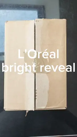 Unboxing L'Oréal duo de produit Bright Reveal. *le sérum réduit tous les types de tâches : tâches post-acné, tâches de soleil, tâches brunes. *le fluide protège des UV la peau au quotidien et prévient l'apparition des tâches. #beaute  #serum #brightreveal #lorealparis #routinebrightreveal #routine #test #testeuse #unboxing 