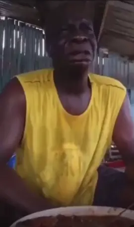 Le pere daloa vraiment 😂 vieux là a trop scène 🤣🤣🤣 les gens sont vraiment méchants 😭😂