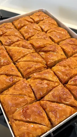 SADECE 4 BEZE İLE 1 TEPSİ BAKLAVA❗️KAT KAT ÇITIR ÇITIR EL AÇMASI CEVİZLİ BAKLAVA TARİFİ💯 👉Videoyu beğenir ve yoruma bir emoji bırakırsanız çok sevinirim Ayrıntılı tarif youtube kanalımda profilimdeki kinkten ulaşabilirsiniz  Malzemeler  1 çay bardağı su(100ml) 1 çay bardağı süt(1000ml) 1 çay bardağı yoğurt (100ml) 1 çay bardağı sıvı yağ (100ml) 1 yumurta  1 paket kabartma tozu  3 yemek kaşığı üzüm sirkesi 1 tutam tuz 4,5-5 su bardağı un (baklavalık un kontrollü ekleyiniz) Açmak için  Buğday nişastası  İçi için 250gr ceviz  Üzeri için  200gr tereyağı yada margarin  1 çay bardağı sıvı yağ (100ml) Şerbeti için 4 su bardağı şeker(200ml) 4 su bardağı su(200ml) 1 dilim limon #zelihanintatlituzlutarifleri #keşfet #keşfetteyizzz #baklava 
