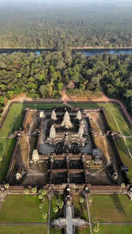 Angkor Wat from above, a timeless motif deserving a place among the world wonders. #angkor_wat_of_cambodia_🇰🇭♥ #siemreap #drone #wanderlust 