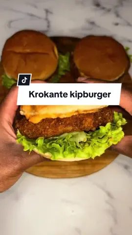 Krokante kipburgers 🍔 RECEPT Krokante kipburger (4 kipburgers) * 4 hamburgerbroodjes * krulsla Krokante korst  * 150 gram cornflakes * ½ theelepel witte peper * 100 gram bloem * 2 eieren  Kipburger * 300 gram kipfilet * 300 gram kipdijfilet * 1 theelepel paprikapoeder * 1 theelepel cayennepeper poeder * 1 theelepel mosterdzaad poeder * 1 theelepel oregano * 2 theelepels knoflookpoeder * 2  theelepels uienpoeder * 1 theelepel zout * ½ eetlepel olijfolie   Chili mayo (saus) * 3 eetlepels mayonaise * 1 ⅕ eetlepel chilisaus * 1 theelepel sriracha saus Bereidingswijze 1. Doe cornflakes met witte peper in de hakmolen. Maal fijn.  2. Snijd kipfilet en kipdijfilet in dunne reepjes.  3. Doe de gesneden stukjes kip, kruiden en olijfolie in de hakmolen. Hak fijn. 4. Vorm met een ronde bakvorm de kipburgers. 5. Doe de kipburgers voor minimaal een uur in de vriezer. 6.  Haal vervolgens de kipburgers eerst door de bloem, dan de geklutste eieren en als laatste de gemalen cornflakes. 7. Verwarm olie (160-180 graden) in een pan en frituur de kipburgers goudbruin (ongeveer 10-12 minuten).  8. Maak de chili-mayonaise door mayonaise, chilisaus en sriracha saus te mengen.  9. Snijd de hamburgerbroodjes open, leg hierop krulsla, kipburger en maak het af met de saus.  Eet smakelijk! #kipburger #burger #chickenburger #braunhousehold #braun #multiquick #fy #fyp #kip #lekker #recept #vj #voorjou #CapCut 