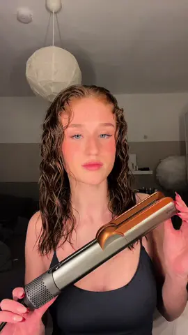 Testing my new Dyson Airstrait! Er trocknet und glättet gleichzeitig, ohne Hitzeschäden und ist sogar für alle Haartypen geeignet /Ad @Dyson Deutschland #dysonbeauty #dysonairstrait #dysonhair