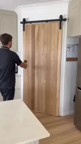 Puerta granero doble apertura (cotice al privado) . . #puerta #puertas #puertagranero #puertacorrediza #remodelacion #dormitorio #sala #hogar #casa #videoviral #mueblesmodernos #caracascity #venezuela 