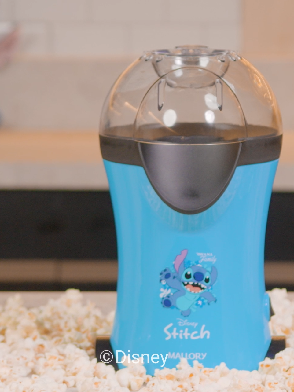 ✨Diretamente de um planeta desconhecido ele chegou para transformar os seus momentos em família ainda mais divertidos! Apresentamos a Pipoqueira Mallory Stitch 😍 Ah, e o Stitch tem uma dica bem legal: para deixar a sua pipoca ainda mais saborosa, utilize o copo medidor para derreter manteiga ou gotas de chocolate. 😋Fica uma delícia! Hummm! Adquira já a sua! #Stitch #lançamento #Mallory #linhadisneymallory #ProdutoOficial #cozinhasaudávelefácil