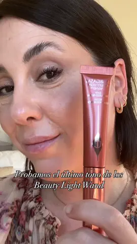 Beauty Light Wand-Pinkgasm Sunset CHARLOTTE TILBURY Tardé en comprar este colorete pensando que iba a resultar demasiado ochentero, me explico, este tono junto con la paleta de rostro está inspirado en la época de los 80, tonos muy metálicos y exagerados, de hecho la de rostro no la cogí porque me parecía too much y ahora que está super agotada, me arrepiento y mucho 😅. El colorete es más natural de lo que pensaba (también dependerá de cómo, y cuanta cantidad apliques), se difumina de escándalo y se integra genial con la base de maquillaje. El producto en sí, lo venden como colorete iluminador, y está inspirado en el famosísimo tono Pinkgasm, pero más intenso. #beautylightwand #pinkgasmsunset #charlottetilbury #makeup #maquillaje #coloreteliquido #coloreteiluminador 