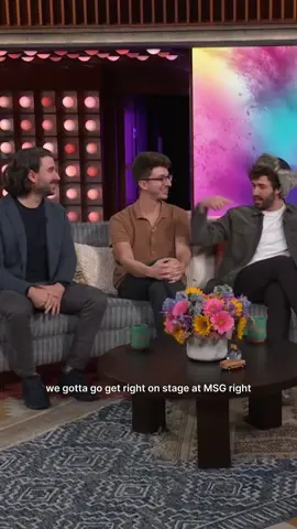 TMM Tour is only 1 month away 🎻🎺 it’s looking like both Madison Square Garden shows might sell out DAMN @Kelly Clarkson Show 