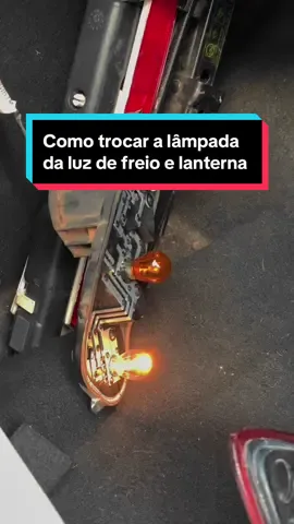 Como trocar a lâmpada da luz de freioi e lanterna! #carrosdicas #fyp #consertocarro #comofazer #fyy 