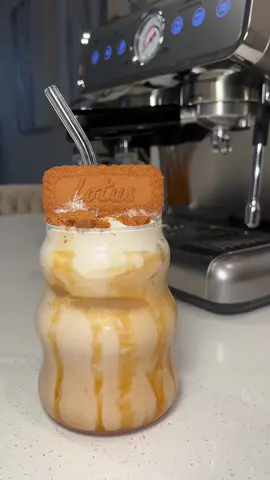 The best espresso machine i have ever used and THIS COFFEE 😫😮‍💨 #espressocookie #espresso #coffeetiktok #coffeerecipe #biscoff #ultimacosa #coffeetok #Recipe #sweettooth #dessert 