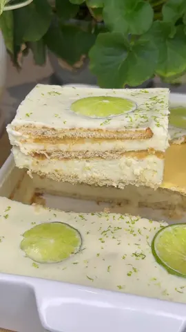 CARLOTA DE LIMÓN. (Para 15 porciones) 1 1/2 litros crema de leche ($29.000) 10 limones ($4.500) 1 1/2 taza leche condensada ($5.500) 2 sobres gelatina sin sabor ($2.000) 1 paquete galletas ducales ($6.000) Total: $47.000 Precio venta por unidad $5.500-$7.000 #parati #viral #food #comida  #postrefacil #postres