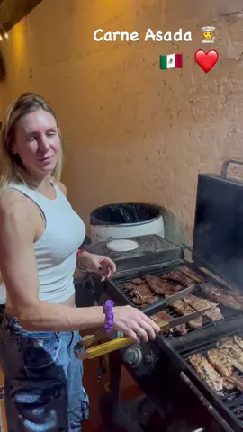 Señoras y señores, ya denle su pasaporte mexicano a La Reina, Charlotte Flair. Ahora la más grande de todos los tiempos le somete a la carnita asada. Andrade ya tiene el cielo seguro. Educó bien a su esposa en cuanto a una buena carnita asada al estilo mexicano. Me fascina verlos a ambos amando sus dos culturas. Dios bendiga su matrimonio siempre. 📹: @charlottewwe  #wrestling #WWE #charlotteflair #goat #carneasada #mexico 