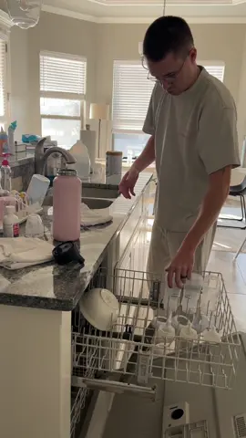 Perks of having a friend that likes to clean #dad #parents #clean #cleanvlog #cleaning #kitckencleaning #asmrcleaning #baby #mom #dad #friends #family 
