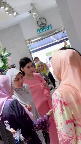 Menjunjung kasih KDYMM Sultanah Nur Zahirah Sultanah Terengganu dan puteri bongsu baginda, YAM Tengku Puteri Daulath Raja Tengku Dato' Seri Fatimatuz Zahra’ yang berkenan berangkat ke Majlis Raya Soiree di butik Crystal World Bawal Exclusive, petang semalam.  Turut berangkat Tengku Puteri Seri Lela Wangsa Tengku Tan Sri Dr. Hajah Meriam, Tengku Puteri Seri Kemala Tengku Dato' Hajah Aishah, Che Puan Temenggong Perlis Datin Seri Diraja Farinawati Datuk Mohd Din serta kerabat diraja, tetamu istimewa  Mr Lars Schmidt Managing Director Swarovski , Southest Asia and India , serta rakan-rakan media.  Selain itu, turut diadakan pertunjukan fesyen secara eksklusif daripada Bawal Exclusive x Swarovski x Calvin Thoo . #bawalexclusive #swarovski #calvinthoo 