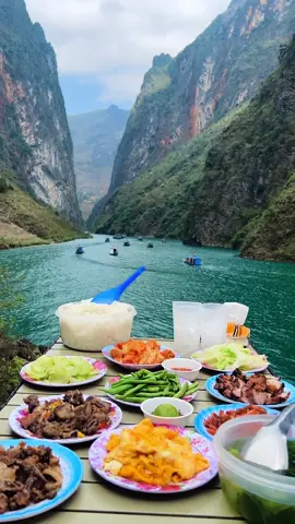 Ăn trưa ở view triệu đô Sông Nho Quế, ai đã thử trải nghiệm này chưa nhỉ 😁 #songnhoque #hagiang #viewtrieudo #review #dulich #travelvlogger #xuhuong 