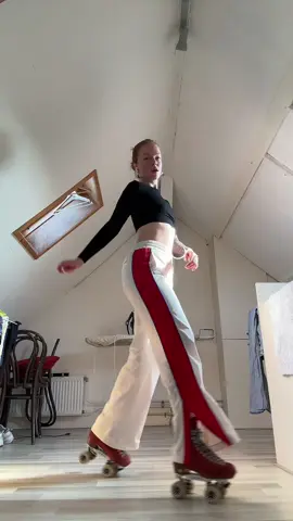 tbh no I can’t keep up and my hair couldn’t either😔 #rollerskating #destinyschild 