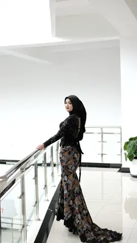 Diteriakin kayak mau nikah heboh bener pas wisuda pake rok ekor. Lah emg nikah doang yg boleh heboh? 😂🤌🏼 #wisuda #wisuda2024 #kebayahijab #inspirasikebayahijab #inspirasikebayawisuda #sewakebaya #sewakebayawisuda #sewakebayahijab #kebayamalang #jualkebaya #kebayajakarta #kebayasurabaya #kebayasolo #sewakebayasolo 