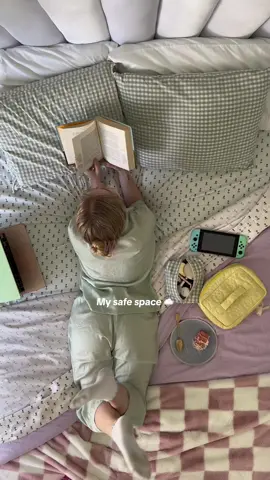 Being in my room >>> #roomaesthetic #aestheticroom #roomdecor #contentcreators #girlythings 