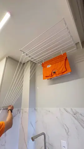 SOBE E DESCE 😍 O Varal Individual no teto proporciona muito mais espaço útil na área de serviço. Invista! 🧡 Compre Online 📲 Link da Bio No vídeo: Varal Individual de Parede ⠀ O varal dos seus sonhos está aqui! [ www.emporiodosvarais.store ] ⠀ #varalindividual #varaldeteto #areadeservico #emporiodosvarais #varal #casa #ap #varais #varalderoupas 