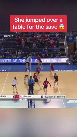 ONE OF THE BEST SAVES YOU’LL EVER SEE 🔥 #volleyball #save