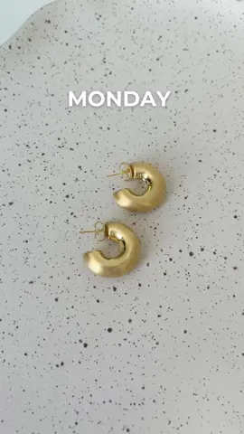 Um brinco para cada dia da semana! # #semijoias #diasdasemana #inlove #trend #viral #tiktok 