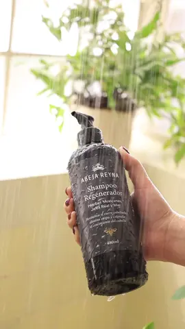 Lo único que necesita tu cabello para brillar bonito está en Abeja Reyna.🍯🐝 Productos 100% naturales hechos de hierbas naturales y miel orgánica.  #shampoo #productosnaturales #hidratacion 