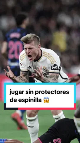 Sabías que hay jugadores que se atreven a jugar sin protectores de espinilla? 🤯 En el fútbol, ¿deberíamos priorizar el juego o la salud? Cuéntame tu opinión en los comentarios. #Fútbol  #tonykroos 
