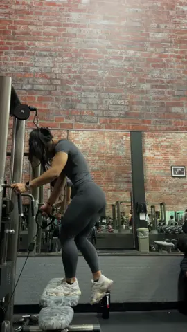 One of my fav exercise to hit on glute day @YOUNGLA dc:ANNALY 🩶