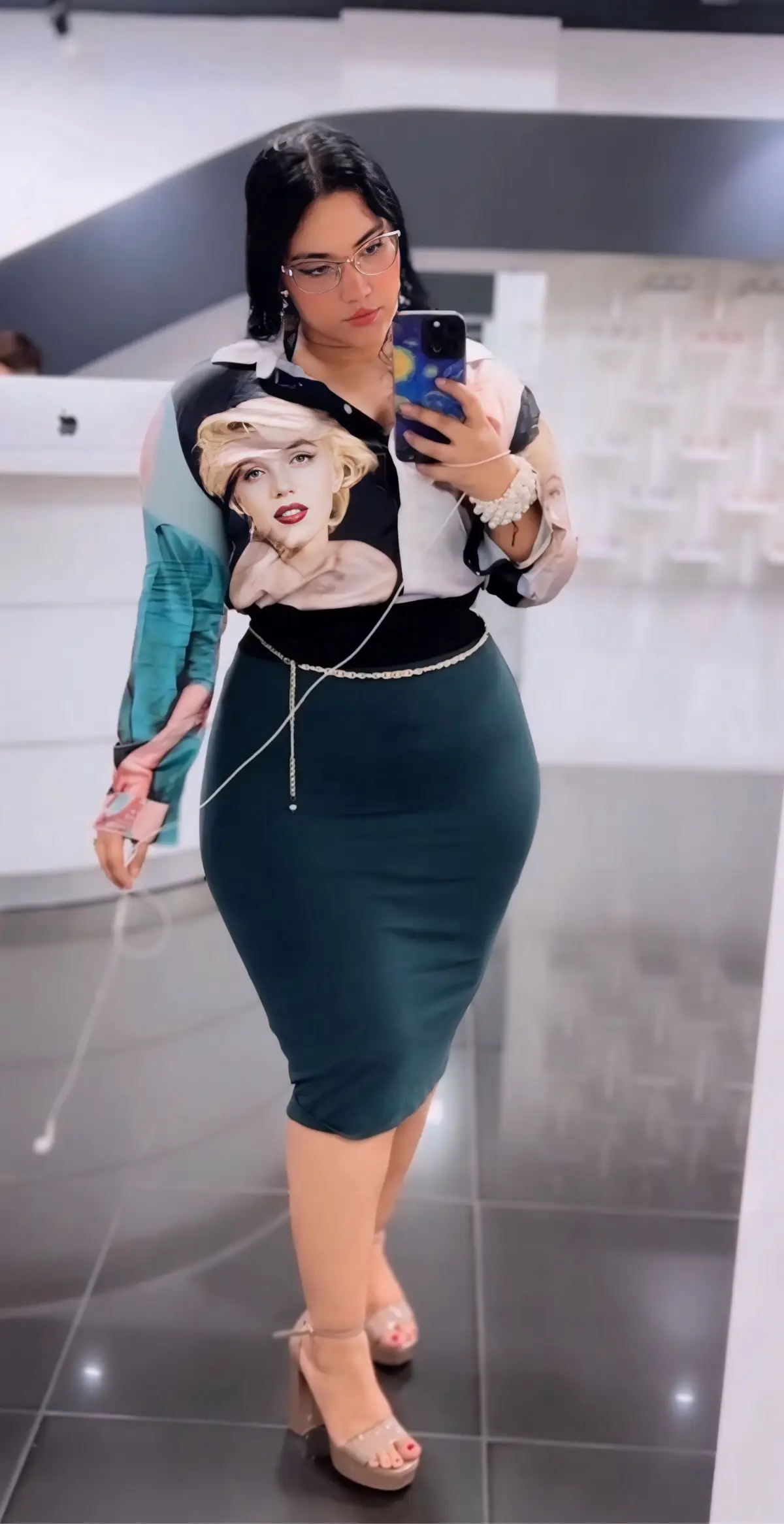 Jamas ha ido commigo los esteriotipos en la vestimenta, la silueta y la forma de vestir la escojo segun como me sienta en el dia. Pero si le algo les puedo decir es que te traten de una manera super diferente dependiendo de como estas vestido, si vas elagante, deportivo, gotico, casual, clasico, glam rock,sexy, classic, pastel goth, etc. lo cual no deberia de ser asi, ya sea como cliente, como persona en general ma vida te enseña que las apariencias engañan y que el estilo no determina tu valor o la cantidad de respeto y amabilidad que debes recibir… al final la ropa no debe de ser de marca o original el original debes ser tu. Estar comodo con lo que sea que lleves puesto…  #out#outfitt#outfitinspor#curvyfashionr#curvytiktoke#cuevygirr#curvesr#curvymodelr#curvystyletipsr#curvyr#curvystyler#curvybodyr#curvyoutfitideasr#curvyconfidencer#curvasn#cinturat#totalblacklookr#foryouw#grwml#salvadoreñasalvador #metal #metallady 