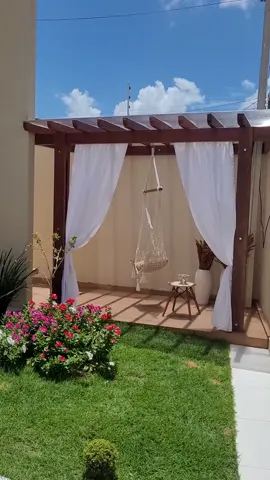 resultado do pergolado coberto e decorado  . . . . . .#pergolado #jardim #decoracaocriativa #jardimemcasa #pergoladodemadeira 