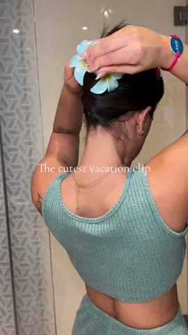 These clips on the beach are the cutest ever 🩵🦋🌸 #vacation #vacationmakeup #traveltiktok #mexico #hairstyle #sheinhaul 