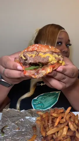 #fiveguysburgersandfries #burger #burgertok #cheese #cheeseburger #fastfood #fyp #mukbang #mukbangvideo #mukabayi #food #Foodie #foodtiktok #FoodTok #FoodLover #eat #eating #eatingshow #eatwithme #yummyfood #delicious #messy #yummy #bigbites 