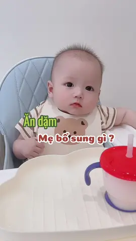 Con bước vào giai đoạn ăn dặm thì các mẹ có bổ sung thêm men không ? Mẹ min bổ sung thêm men 10 chủng biomicus trộm vía em bé ăn dặm không bị táo bón đâu #dcgr #lamme #nuoicon #meminhmin #embe 