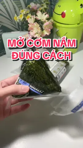Ăn cơm nắm đã lâu nhưng bạn đã biết cách mở cơm nắm đúng cách chưa? 🤣 #cuocsongnhatban #nhatban #kieuonhat #fyp #onigiri 