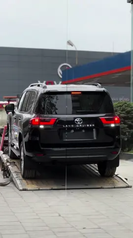 Với mức giá xấp xỉ 5 tỷ tại sao không chọn Mercedes-Benz GLE mà lại chọn LandCruiser LC300? #landcruiser 