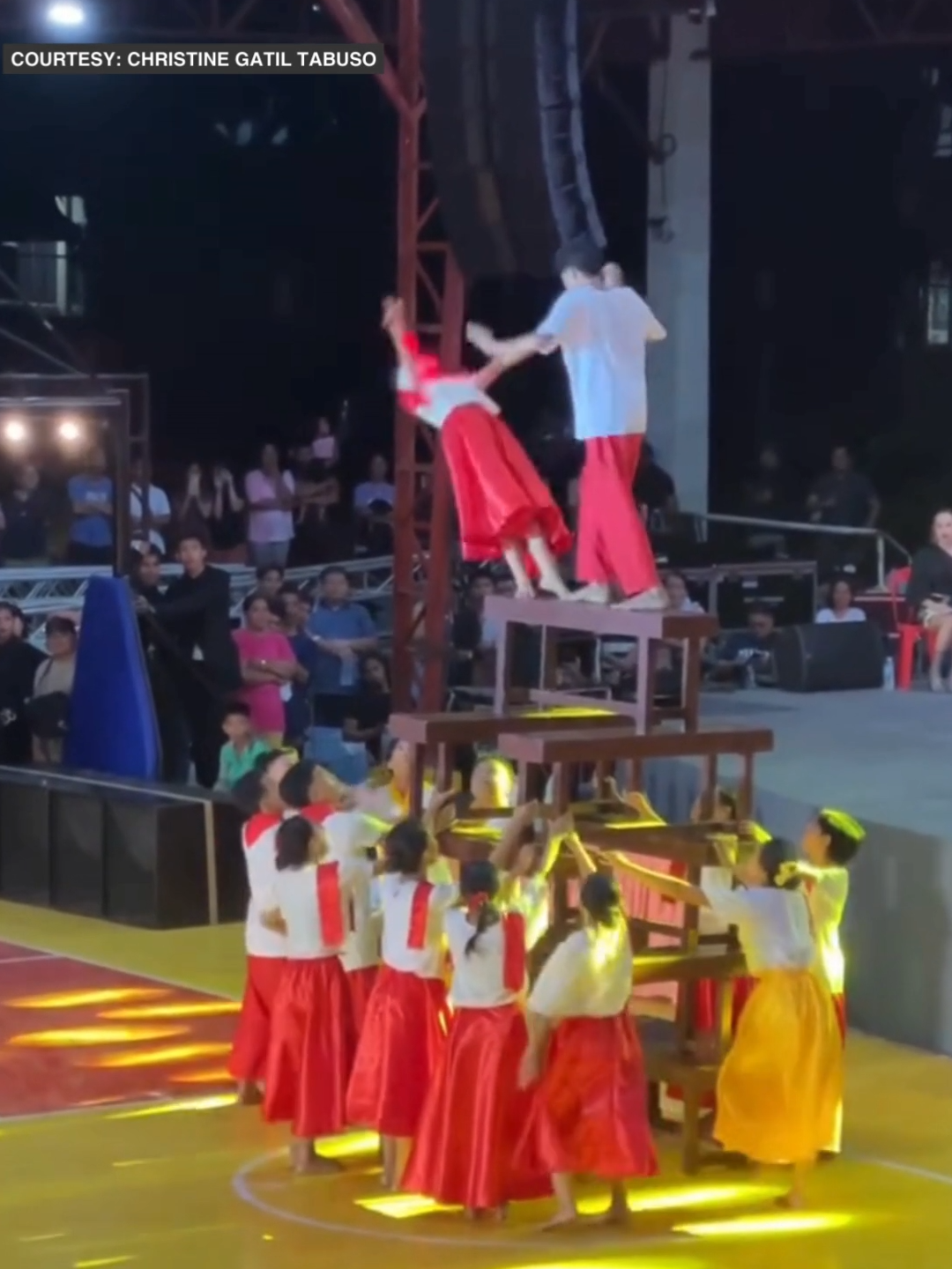 “Sayaw sa bangko” performance ng high school students, makapigil-hininga! | Balitanghali Kinaaliwan ng netizens ang trending “sayaw sa bangko” performance ng high school students ng Margosatubig Academy Incorporated sa 88th Araw ng Margosatubig sa Zamboanga del Sur. Ayon sa uploader na si Christine Gatil Tabuso, aliw na aliw ang audience sa ipinakitang performance ng mga estudyante. Bukod kasi sa energectic ang mga ito, may bahagi ng kanilang performance kung saan naka-blind fold ang isang babae habang sumasayaw sa bangko at animo’y nahulog! #GMANews    Courtesy: Christine Gatil Tabuso