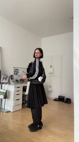 Living for these sunny spring days⭐️☀️ #OOTD #fitcheck #styling #outfitinspo #outfitideas #fitpics #streetwear #düsseldorf #fashiondesigner #allblack #adidas 