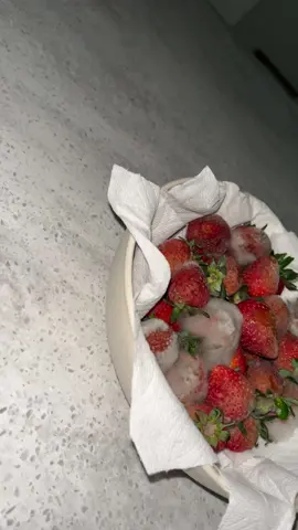 WHY DO STRAWBERRIES MOLD THE MOMENT YOU LEAVE THE GROCERY STORE?! 😩🍓 #strawberry #strawberries #strawberriescoveredwithchocolate #chocolate #chocolatelover #chocolatecoveredstrawberries #gross #scary #mold #moldy #rotten #viral #viralsound #fypシ #fypシ゚viral #foryou #foryoupage #fyp  