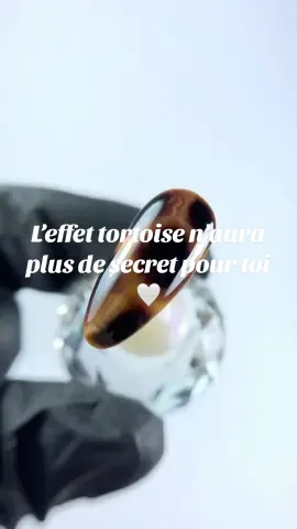 A toi de jouer 🐢🤍 - #nails #nailsviral #nailstech #nailstutorial #nailhack #effettortoise #nailstips #fyp #nailsart 