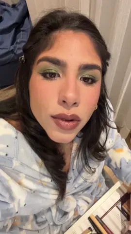 #chitchatgrwm version fiesta tematicaaa 💅🏼🕺🏻💖💄 esto fue casi un podcast. Ustedes son team fiesta tematica??🤭.  #arreglateconmigo #70smakeup 