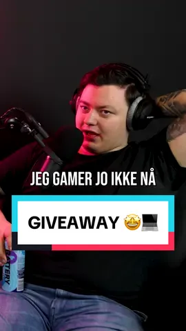 @davidmagnussen1 kjører giveaway på den nedstøvede PC-en sin 🥰 (i et spill) #idioti #idiotipod #idiotipodcast #patrickgreve #davidmagnussen #podkast #podcast #fyp 