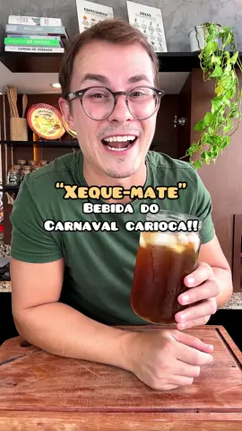 XEQUE-MATE, A BEBIDA DO CARNAVAL CARIOCA!! Se você é carioca, certamente já conhecia esse drink há um tempo. Se foi pro Rio de Janeiro no Carnaval, certamente conheceu lá! E se você não é nem foi, bom, então chegou a hora de conhecê-lo por aqui! Uma belíssima junção de mate tostado, @guarana e destilado de cana-de-açúcar (cachaça para os brasileiros raiz ou rum para os apreciadores de drinks mais leves), além de um limãozinho para dar o talento cítrico! Experimente essa bebida que já ganhou o Rio, mas certamente irá conquistar o Brasil!! [CHÁ MATE TOSTADO] 30g de mate tostado (R$0,60) 500g de água [XEQUE-MATE] 1 limão taiti (R$0,50) Gelo 15g de rum/cachaça (R$0,75) 100g de chá mate tostado 100g de refrigerante de guaraná (R$0,30) ⏱️Tempo de preparo: 30min 🥘Rendimento: 01 porção 🇧🇷Custo por porção: R$2,05