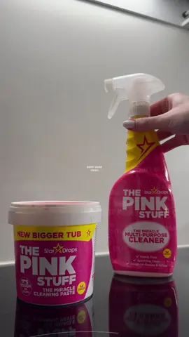 a much needed oven clean 🧽🫧 pink stuff ja teräsvilla on kyl hyvä kombo 😍 jos testaatte uusia tuotteita niin kokeilkaa aina ensin pienelle alueelle! #ovencleaning #cleaningtips #cleaningmotivation #pinkstuff #pinkstuffpaste #asmr #asmrcleaning #speedclean #satisfying #scrubbingasmr #CleanTok 