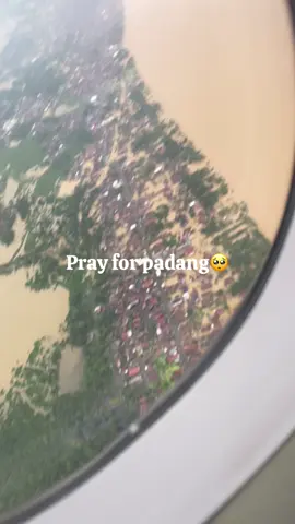 Kebetulan bnget bisa liat bnjir dri pesawat #prayforpadang #infopadang#bencanapadang 