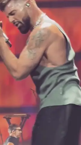 @ricky_martin Baila, baila 🔥🔥🔥 #TrilogyTour #rickymartin #labomba #iloveyou #boricua  ( #matthewbrookesphoto #InstragramStory )
