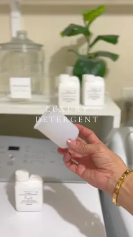 Weekly sheet cleaning using @R&W Co.  highly scented detergent 🤌🏽  This sample pack has 6 scents for you to try before buying 👇 My favs are Royalty and April Fresh  . .  Royalty-Diva Bella rouge-Baccarat Rouge  no 540 Blue Lava- capri blue scent Imported mahogany -lavender & granium  Sunwashed linen- fresh linens  April fresh - patchouli & passionfruit  