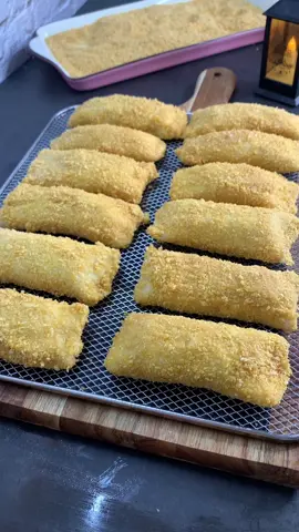 رولات التوست  المقرمشه بحشوه الدجاج . من الذ الوصفات الرمضانية. الحشوه .. نبذل حبة بصل مقطعه جوانح بنضيف التوم وبنقلبه محرد نشم ريحته بننزل بالدجاج المقطع جوانح رفيعه بلقلبه وبتركه ليتسوي.. بضيف جزر مقطع شرايح رفيعه .. فلفل بارد ملون .. ذره .. بهارات فلفل ابيض .. فلفل اسود .. بهارات الكيجن ..اوريغانو ..بنضيف مايونيز صلصه فرنسيه صلصه حاره .. بنقلبهم وبالنهايه بنضيف جبنه موزريلا ورشه زعتر بري …. . #رولات_التوست #رولات_الدجاج_اللذيذه #مقرمشه #وصفات_رمضانيه #RamadanCookingRecipes #طبخ 