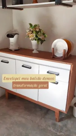 transformação de milhões 😍✨ olhem isso ,meu balcão mudou muitooo ,parece q comprei hj ..lindo dms 😍🥰  . . . . . . #blogueiradolarnotiktok #envelopamentodemoveis #balcao #balcaodecozinha #transformacao #lardocelar 