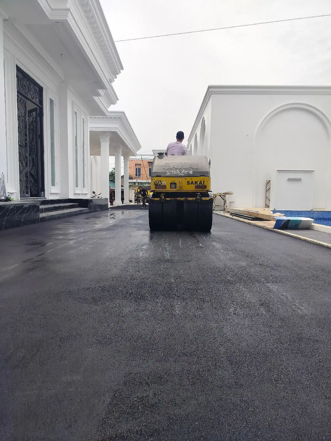 Kami Siap Melayani Pekerjaan Sedikit Maupun Banyak.  Minimal Hitungan Volume Permeter Persegi Luas Pengerjaan Lokasi 200m2. Kami Siap Melayani Area; ➡️ JAWA BARAT MINIMAL 200M2 ➡️ JAWA TENGAH MINIMAL 300M2 ➡️JAWA TIMUR MINIMAL  500M2 ➡️LUAR PULAU JAWA  2.000M2    Ingat Jawa Timur & Luar Pulau Jawa Di Kenakan Mobilisasi 15Juta – 25Juta VOLUME DIBAWAH INI; 150M2/100M2/80M2/50M2/20M2/10M2 Dikenakan Hitung “BORONG”   👇👇👇 1️⃣ Mengenai Harga Pengaspalan Untuk Pelapisan Dari Dasar Peluran / Beton Aspal Lama A. Pelapisan Aspal Hotmix Harga 70.000 Rb m2 1) Pembersihan Lantai Kerja Seluruhnya  2) Siram Prime Coat (EMULSI) Seluruhnya  3) Gelar Hotmix 1,5 Cm Jenis Sand Sheet Spesial No 1. Langsung Dari Pabrik AMP 4) Di Padatkan Mesin Baby Loller FULL VIBRO 5) Mobilisasi & Tenaga Kerja  2️⃣ Mengenai Harga Pengaspalan Untuk Jalan Yang Bergelombang   B. Pelapisan Aspal Hotmix Harga 100.000 Rb M2 1) Pembersihan Lantai Kerja Seluruhnya 2) Gelar Aspal Rijek Sekrap / Batu Split / Agregat  3) Siram Prime Coat (EMULSI) Seluruhnya 4) Gelar Hotmix 2 Cm Jenis Sand Sheet Spesial No 1. Langsung Dari Pabrik AMP 5) Di Padatkan Mesin Baby Roller FULL VIBRO  6) Mobilisasi & Tenaga Kerja 3️⃣Mengenai Harga Pengaspalan Dari Dasar Tanah C. Pelapisan Aspal Hotmix 150.000 Rb M2 1) Pembersihan Lantai Kerja Seluruhnya  2) Gelar Batu 5/7  3) Gelar Agregat LPA Kelas A.  4) Siram Prime Coat (EMULSI) Seluruhnya  5) Gelar Hotmix 2 Cm Jenis Sand Sheet Spesial No 1. Langsung Dari Pabrik AMP 6) Di Padatkan Mesin Baby Roller FULL VIBRO 7) Mobilisasi & Tenaga Kerja   ▫️Untuk Penambahan Mesin Pemadat, Mesin Combinasi Ban Karet Full Vibro Dikenakan Mobilisasi 3.500.000 Juta   ▫️Masalah Keamanan Lingkungan Semacam LSM Dll Di LUAR tanggung Jawab Kami  Area Yang Kami Kerjakan; 1) Jalan Desa 2) Jalan Komplek 3) Halaman Rumah  4) Halaman Toko 5) Halaman SPBU 6) Halaman Parkir 7) Halaman Gedung  8) Halaman Pabrik 9) Jalan Setapak Jaling 10) Dan Bermacam – macam Halaman #photography #photooftheday #funnyvideos #cirebon #fypシ #fyp #bandung #jakarta #bogor #depok #tanggerang #kuninganhits #kuningan #fyp #bekasi #jakartaselatan #jakartabarat #instagramers #jawatimur #kalimantan #sulawesi 