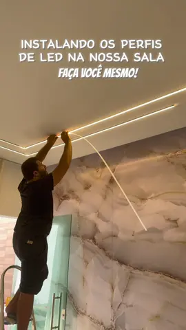 Instalando os perfis de led que compramos na internet. Gostou? Comenta quero que eu te envio os links no direct. Mas eu também deixei o link do perfil de led na bio para vocês.  Esse foi um dos vídeos mais pedidos por vocês nos últimos tempos então resolvi fazer um passo a passo só dedicado a instalação dos perfis para vocês.  Estamos trocando aos poucos a iluminação completa da casa  e substituindo pelos perfis de led que além de iluminarem bem melhor que os spots, eles não fazem sombra e ainda deixa o ambiente mais moderno.  Gostou ? Já salva para fazer depois ou compartilha com alguém que vai gostar de aprender. 😍 . . . . . . . . . #donadecasa #decoração #homedecor #perfildeled #dicadodia #viral #pauloafonso #pauloafonsobahia 